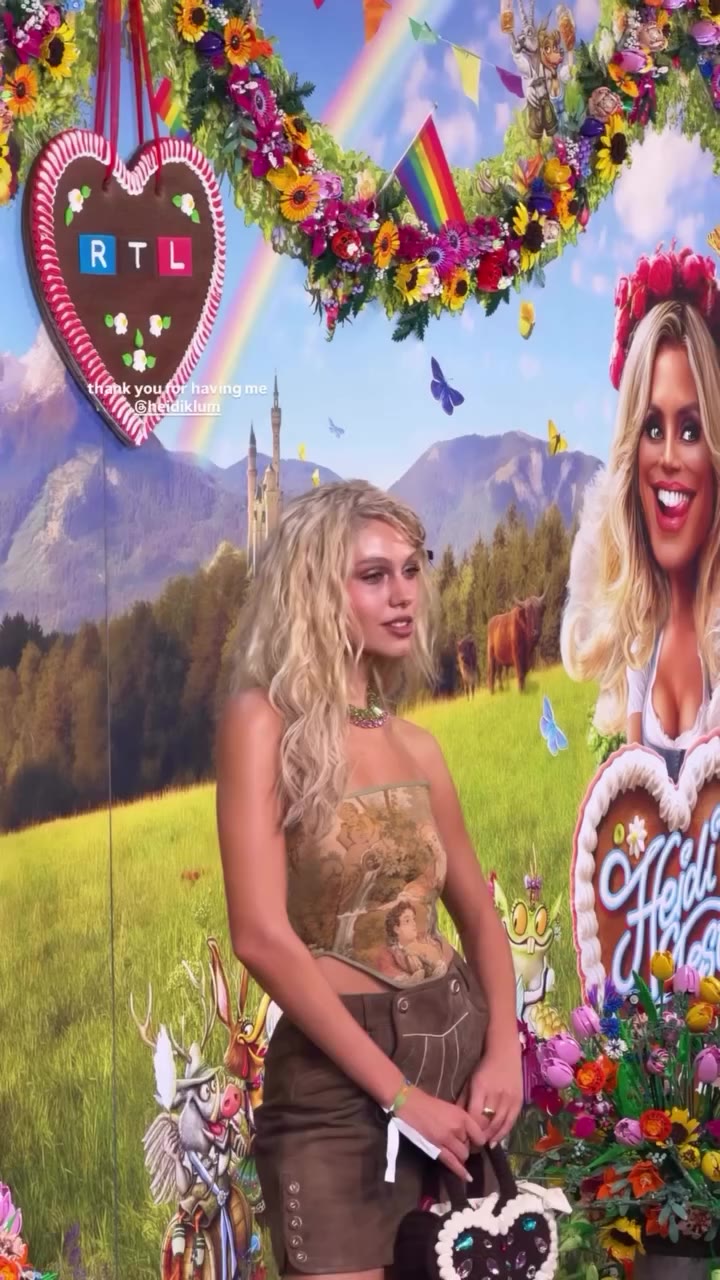 Wenn französischer Gobelin auf bayerische Tracht trifft🫦🥨 Spotted on…