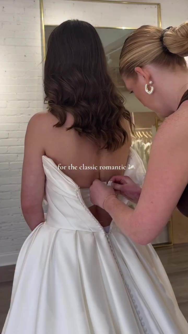 For the classic romantic 🦢 Meet LAUREN by @louvienne 🤍 A timeless ballgown…