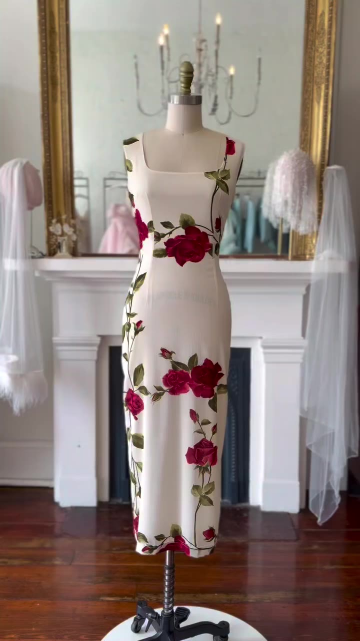 Get the Sabrina Carpenter look! This gorgeous 1990s red rose Dolce & Gabbana…