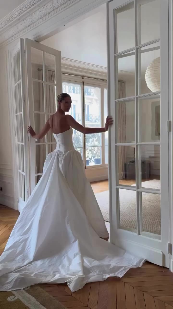 Just arrived… Ines by @aeslingbride . . . . #weddingdress #weddinggown…