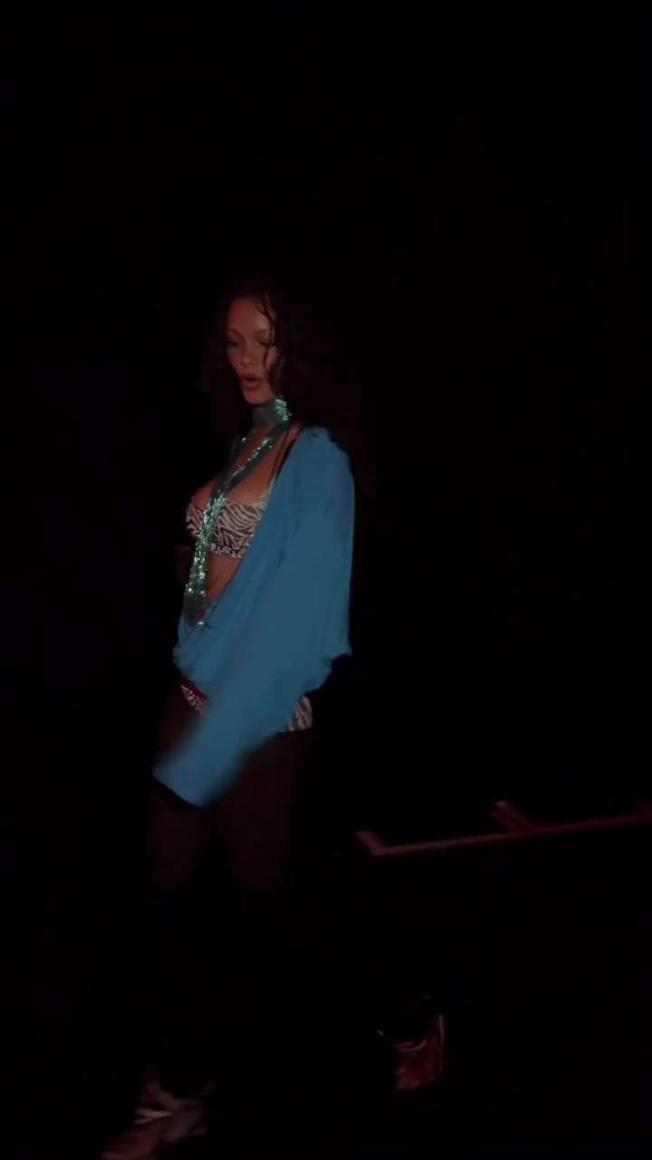 I only go out to show off my outfit and dance with my girls x Top @1xblue…