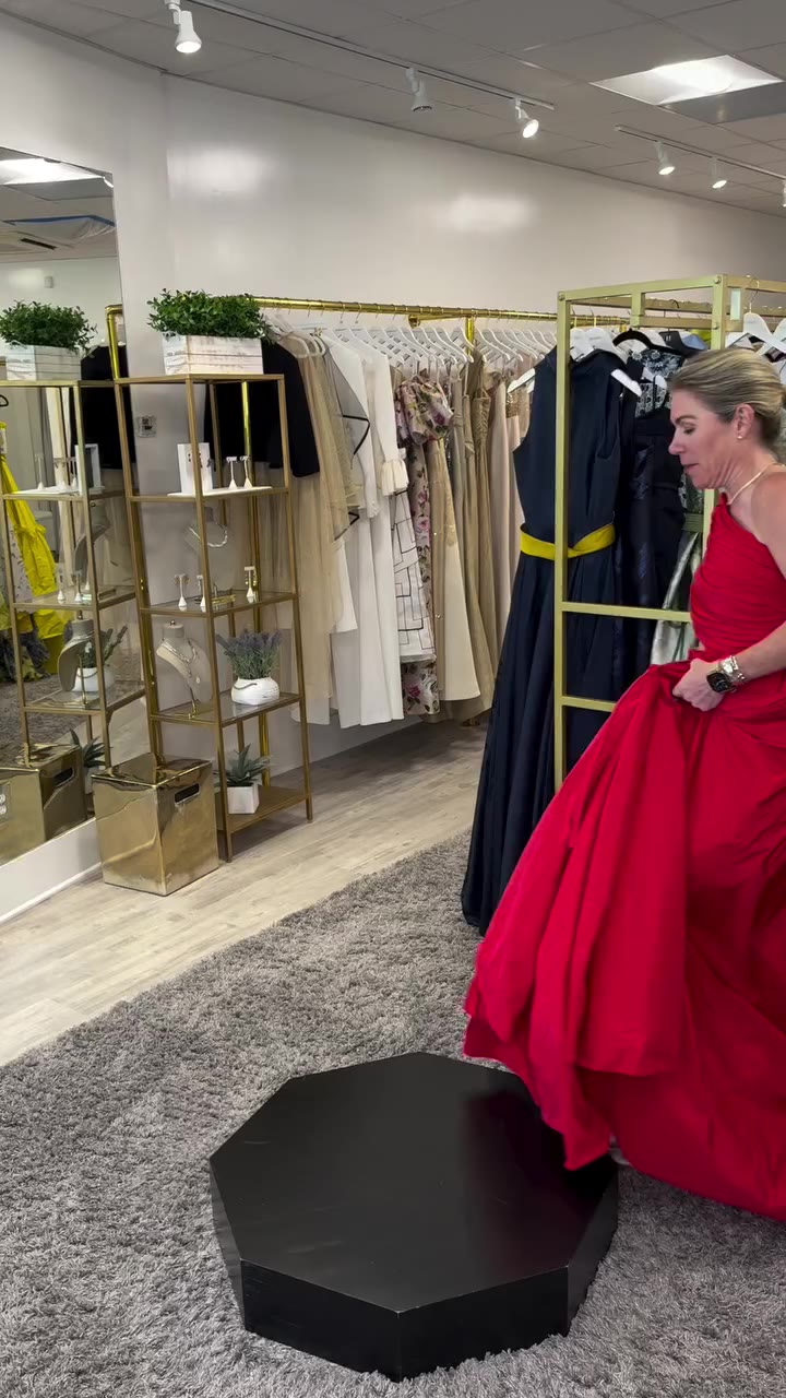 Trunk Show Try On! 💃🏼 Alison tried on a few of our favorite…