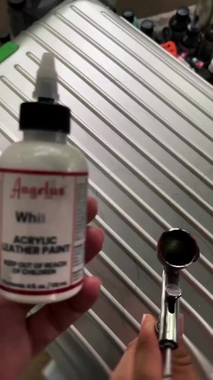 Never lose your bag at baggage claim again. 🤡🧳🔥 Watch this plain luggage…