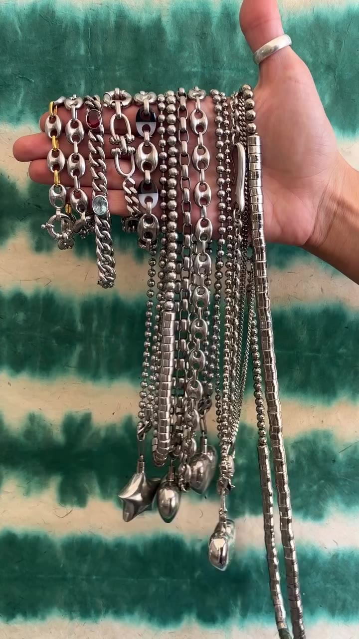 Admiring our chain details✨