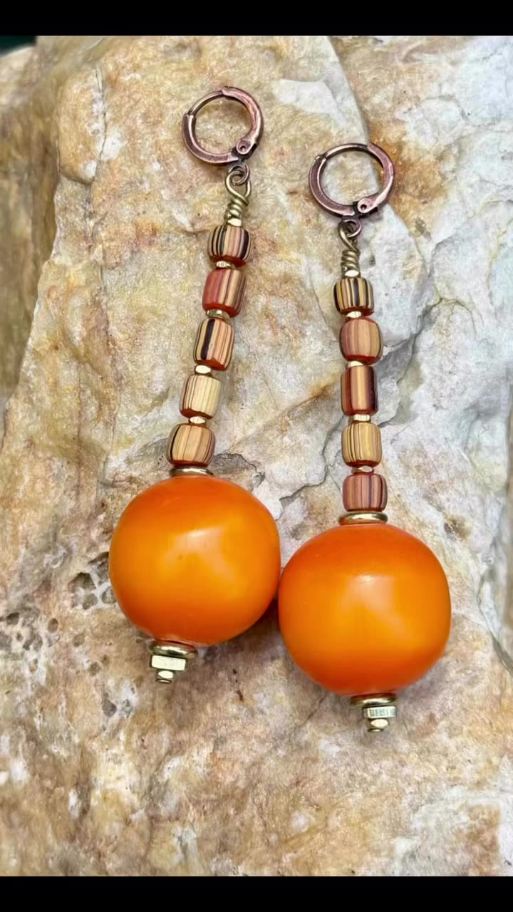 Happy Friday! I just LOVE these Kenya Amber resin beads from @thebeadchest …