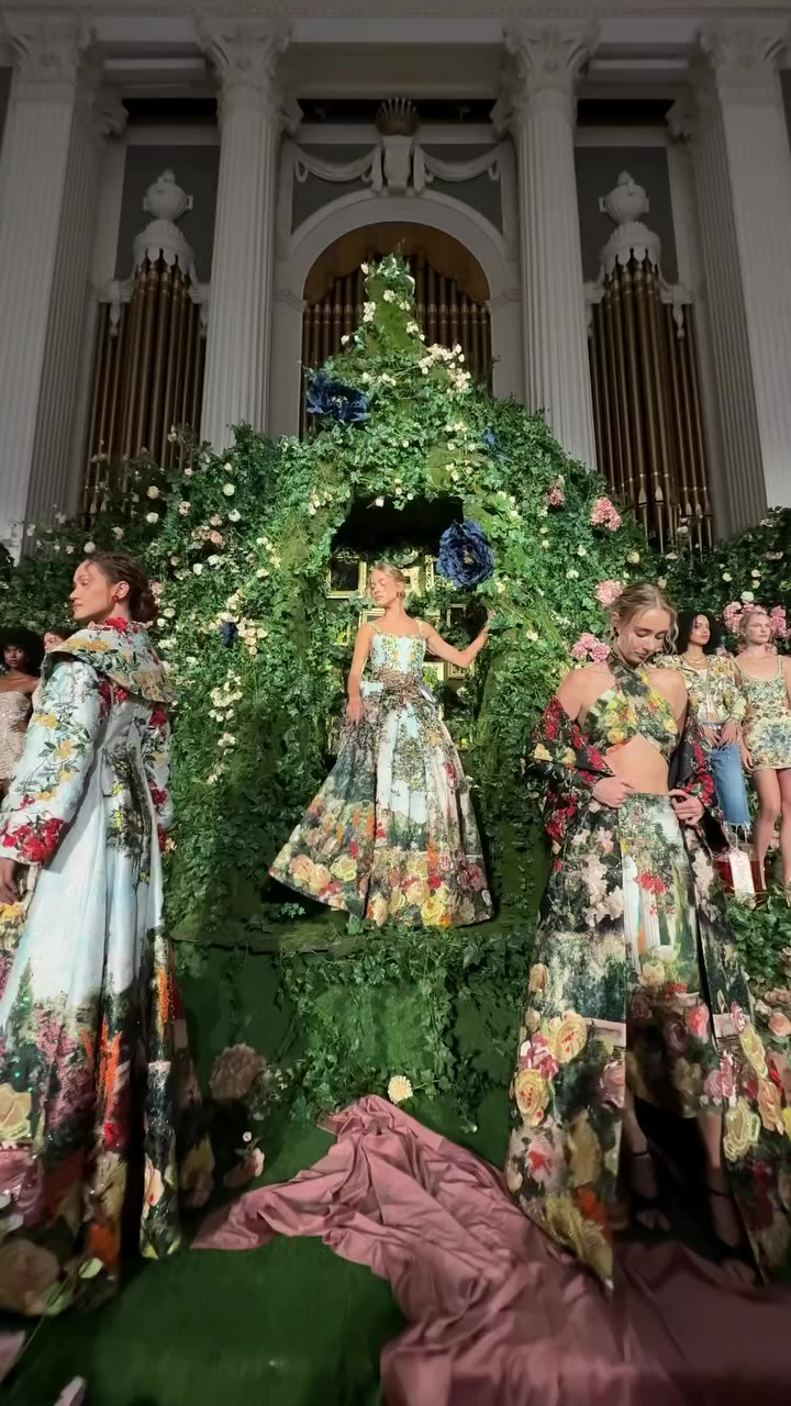 @aliceandolivia SS27 entered its own kind of wonderland. A world of fantasy…