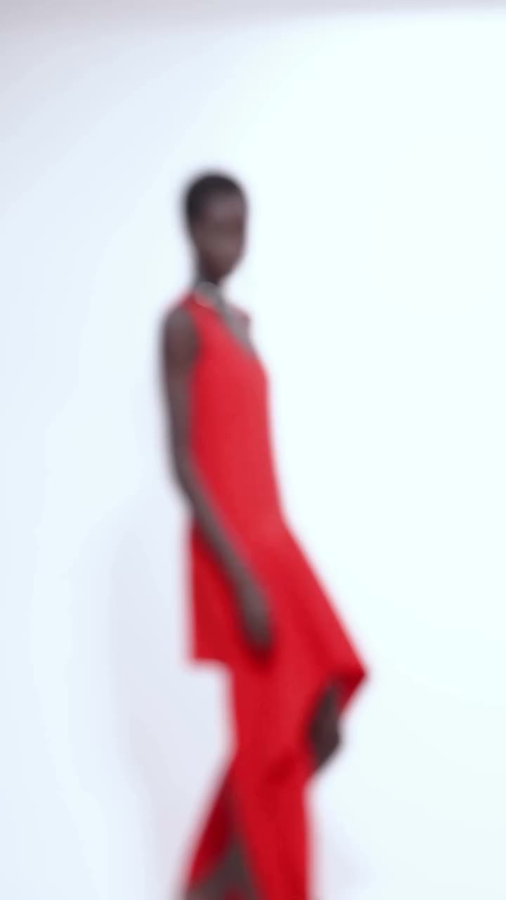 Gorgeous, gorgeous! @AwarOdhiang makes her way from the fitting to the runway…