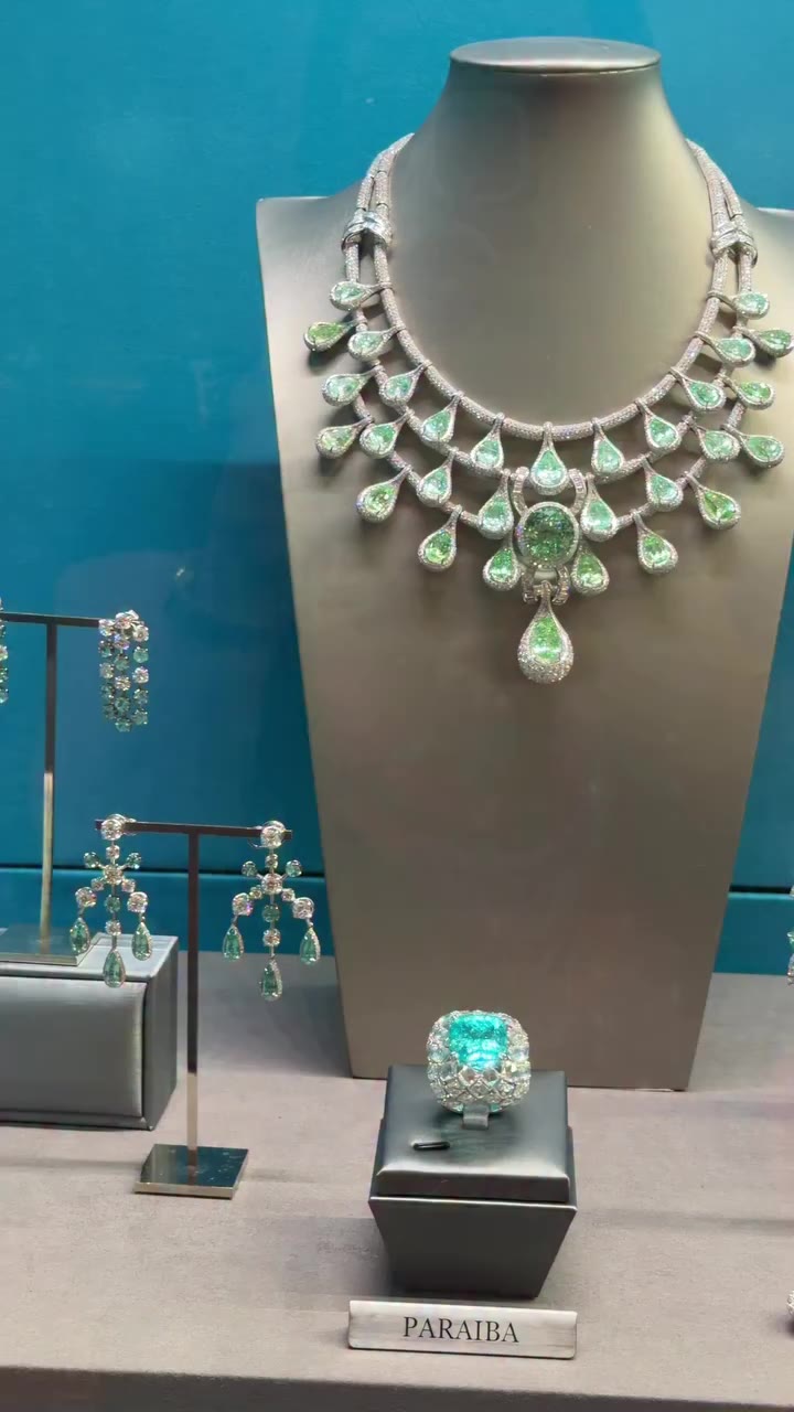 Day 4 of JGW Hong Kong with Paraiba Tourmalines 🩵 Find us in Grand Hall…