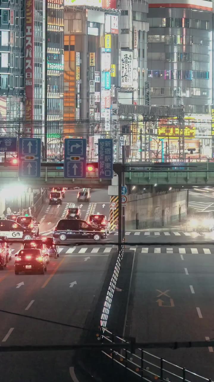 東京の夜の街を、Samba ADV JPでライド。 日本限定モデルのSamba ADV JPを着用した、adidas…