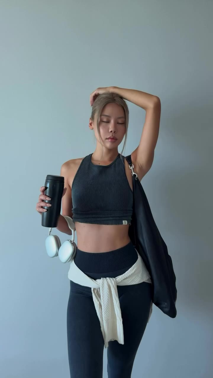 #광고 From workout to everyday 운동할 때도, 일상에서도 자연스럽게 심리스 솔리드 레깅스 & 심리스 레이서백 크롭탑으로…