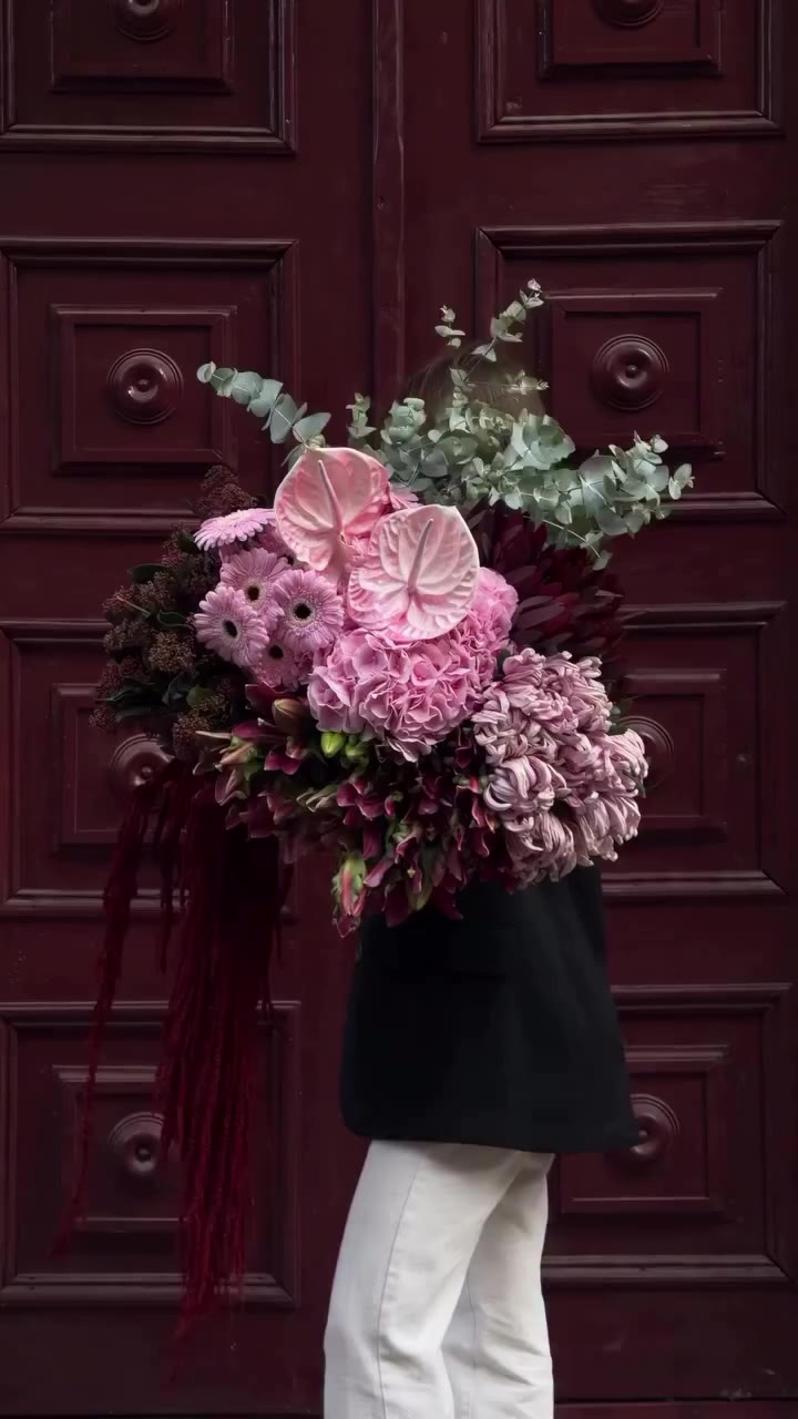 Every woman needs 🌹 @tsetobi.flowers.rv #cozymag