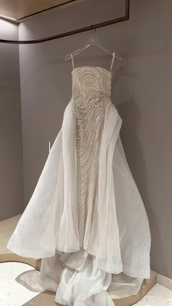 A gown can look completely different once it finds its bride. ✨ The way it…