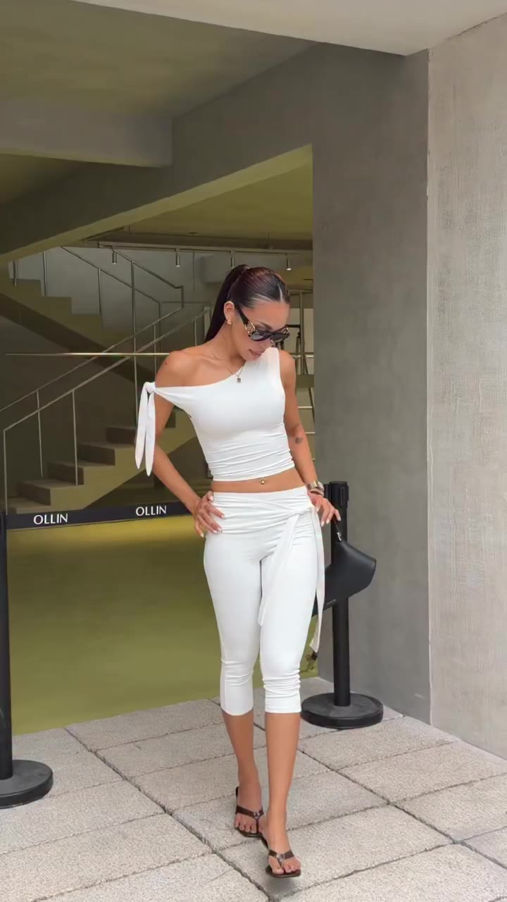 Your next “what are you wearing?” moment 🤍 Kylie Set mang đến vẻ ngoài tối…
