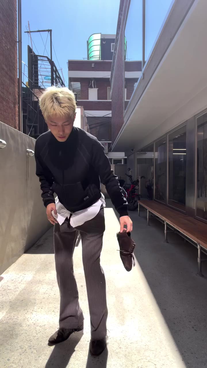DANTE VIBRAM IS READY TO FALL AND WINTER CUZ HE IS WEARING SUEDE! 자사몰 및 한남 스토어…