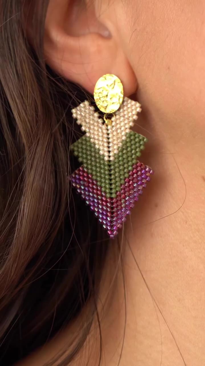 Ces boucles triangles en Miyuki Delica, on ne s’en lasse pas 🩷💚🤍 Le tuto…