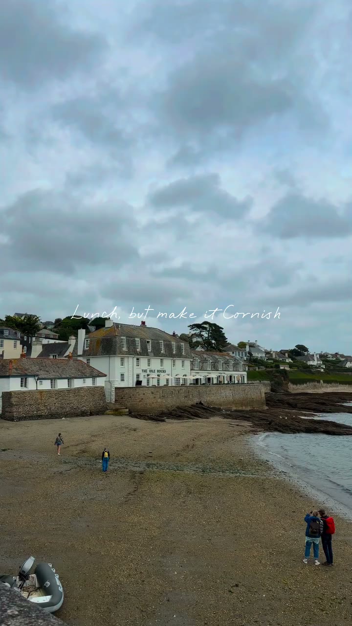 Lunch but make it Cornish 🦞🥂 Yesterday my mum and I headed over to St Mawes…