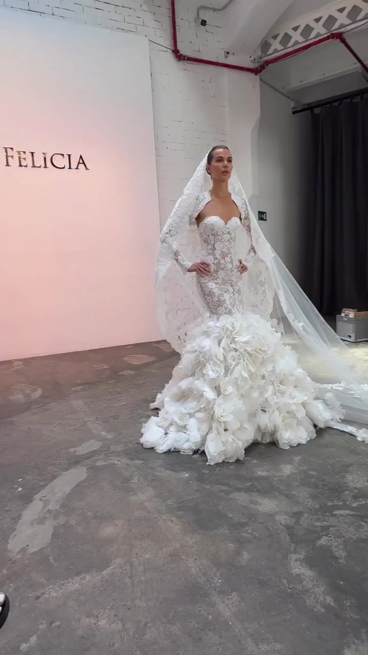 She’s serving an iconic floral moment 💍 Designer @nicolefeliciacouture…