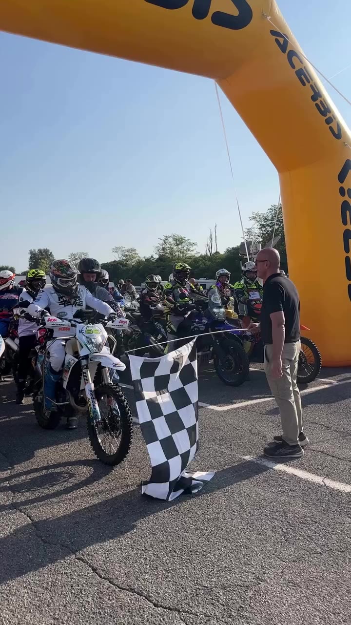 🏁 @bae_bike_adventure_experience si inizia !! 🚀 @nicoladutto al via della…