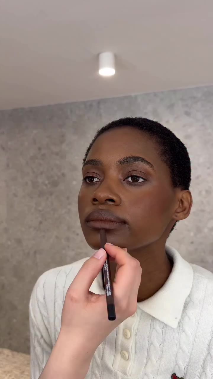 14 TRUFFLE BROWN to idealny, chłodno-neutralny ciemny brąz. Maksymalny pigment…