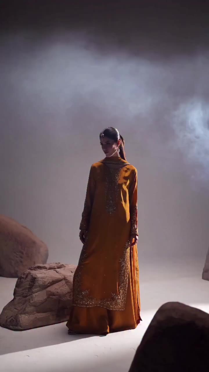 𝐓𝐇𝐄 𝐒𝐈𝐋𝐊 𝐄𝐃𝐈𝐓 '𝟐𝟔 Rich in hue and graceful in form, this mustard…