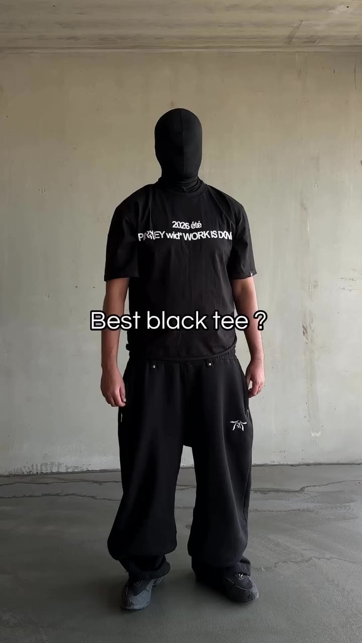ESSENTIAL BLACK TEE.
