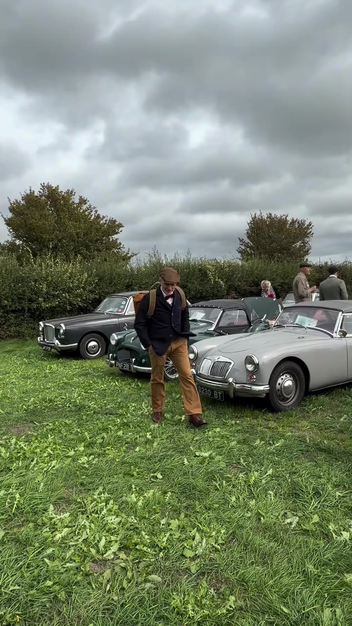 Goodwood Revival Day II Alles was man für britisches Wetter braucht ist in der…