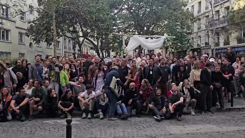 It’s a wrap ! The filming of the final season of @emilyinparis is over! What a…