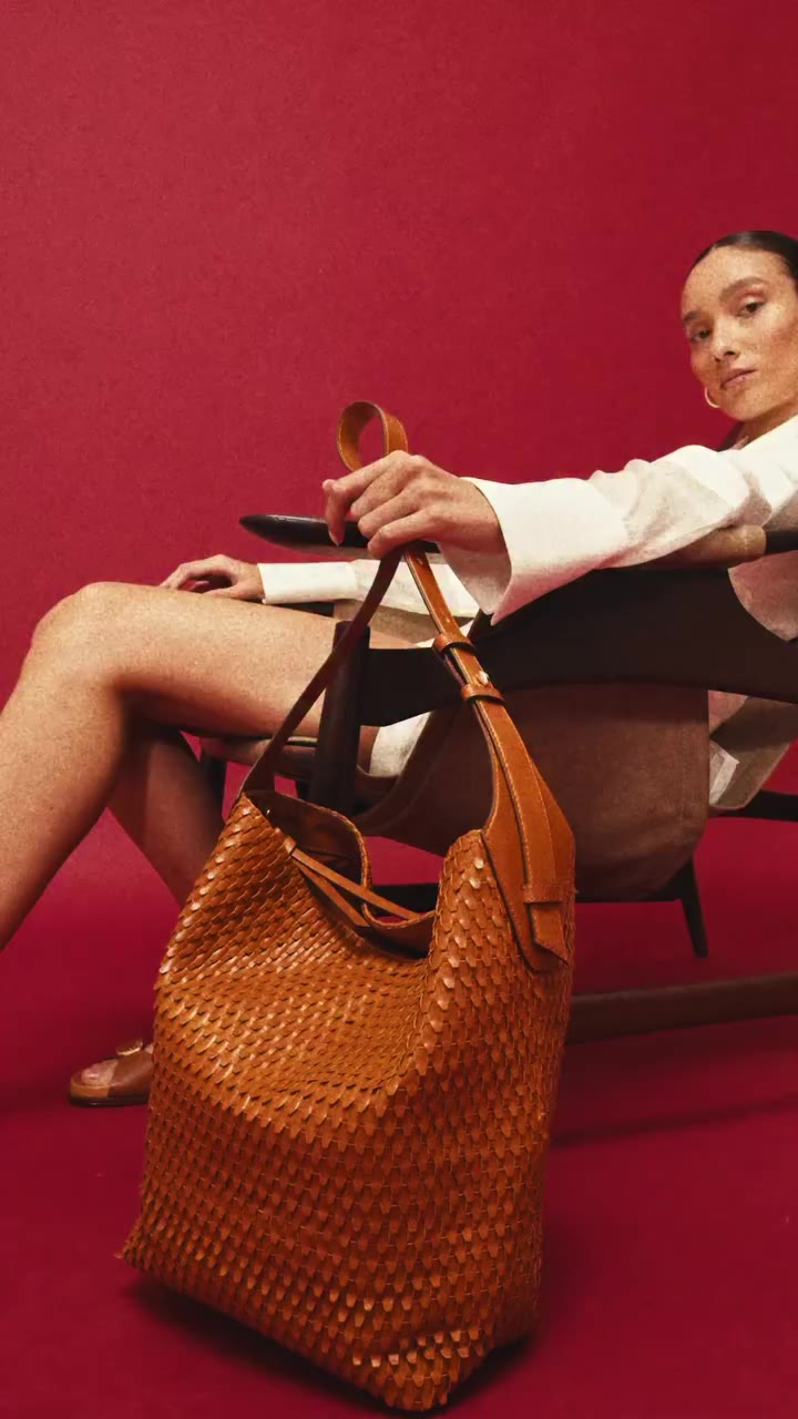 BOLSA AUDREY HOBO Disponível nas lojas físicas e no site.