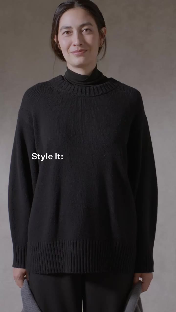 A scarf with endless angles, in cozy Italian cashmere.