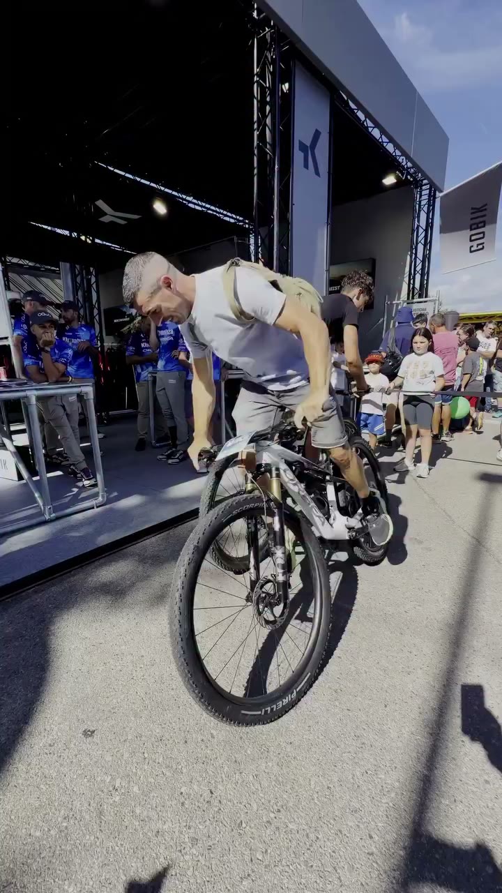@klimatizateam set up shop at our booth for a track-stand contest! Balance…