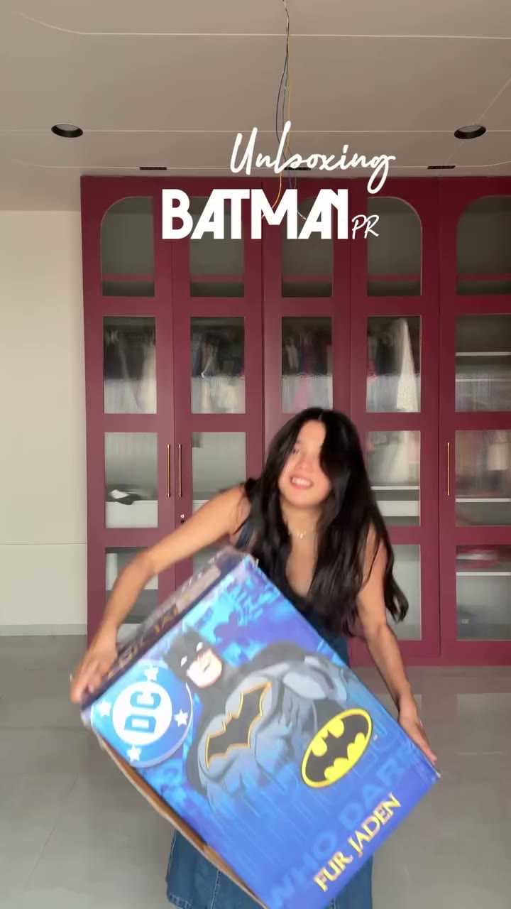 A BATMAN SUITCASE? YES YES YESSSS Arguably, one of the best PRs 🖤💛 #gifted…