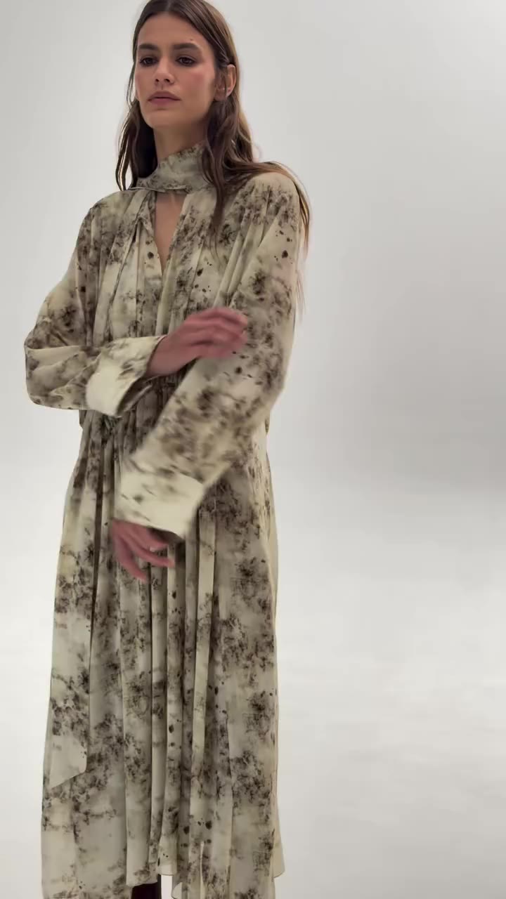 ANMUSE FW’26 Свободное и струящееся платье из легкой ткани с новым осенним…