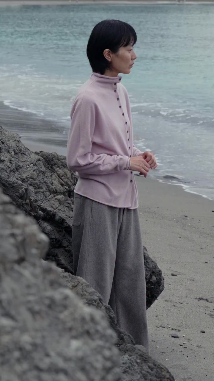 Sep.19th, Leisure time by the seaside. Cool sand, warm wool, a little wind off…