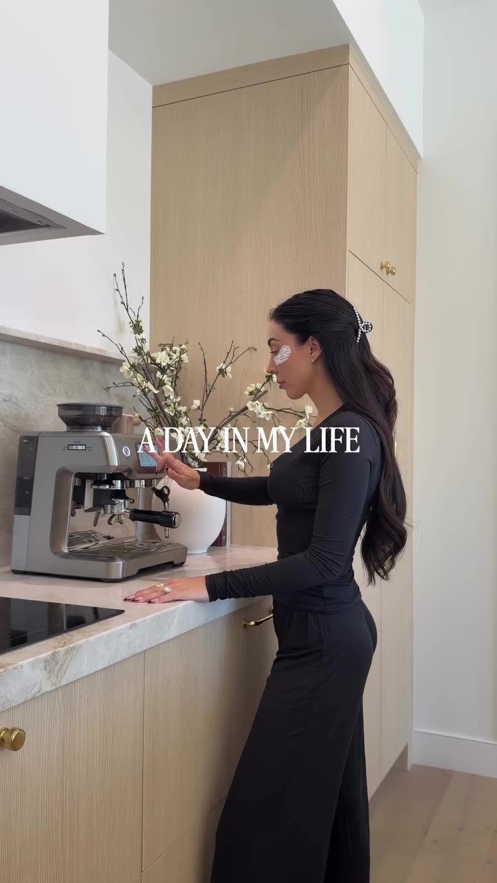 Diml living in Las Vegas 💫🧖🏽‍♀️🕯️🥂 Thank you for having me @vegasmagazine…