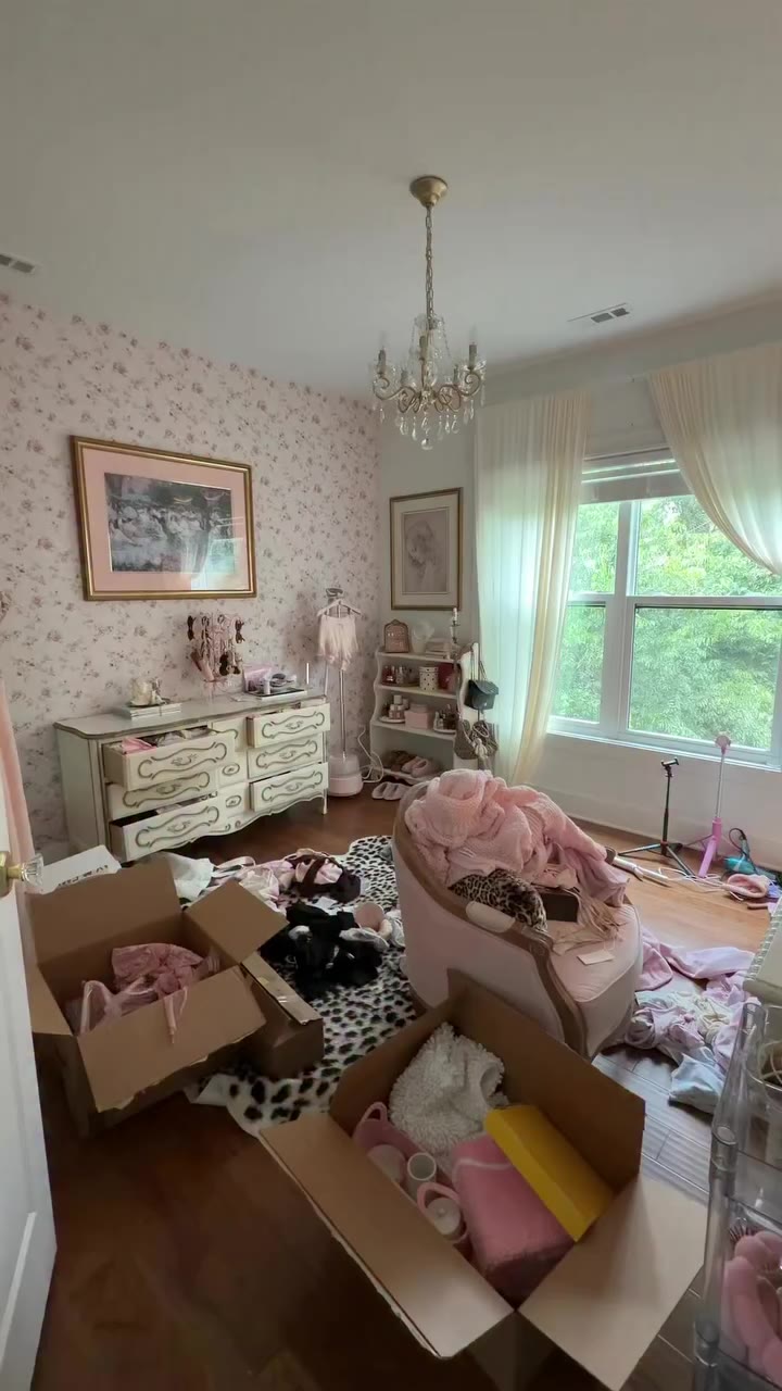 no better feeling 🎀🫧 #girlyroom #glamroom #clean #roominspo #glamroom