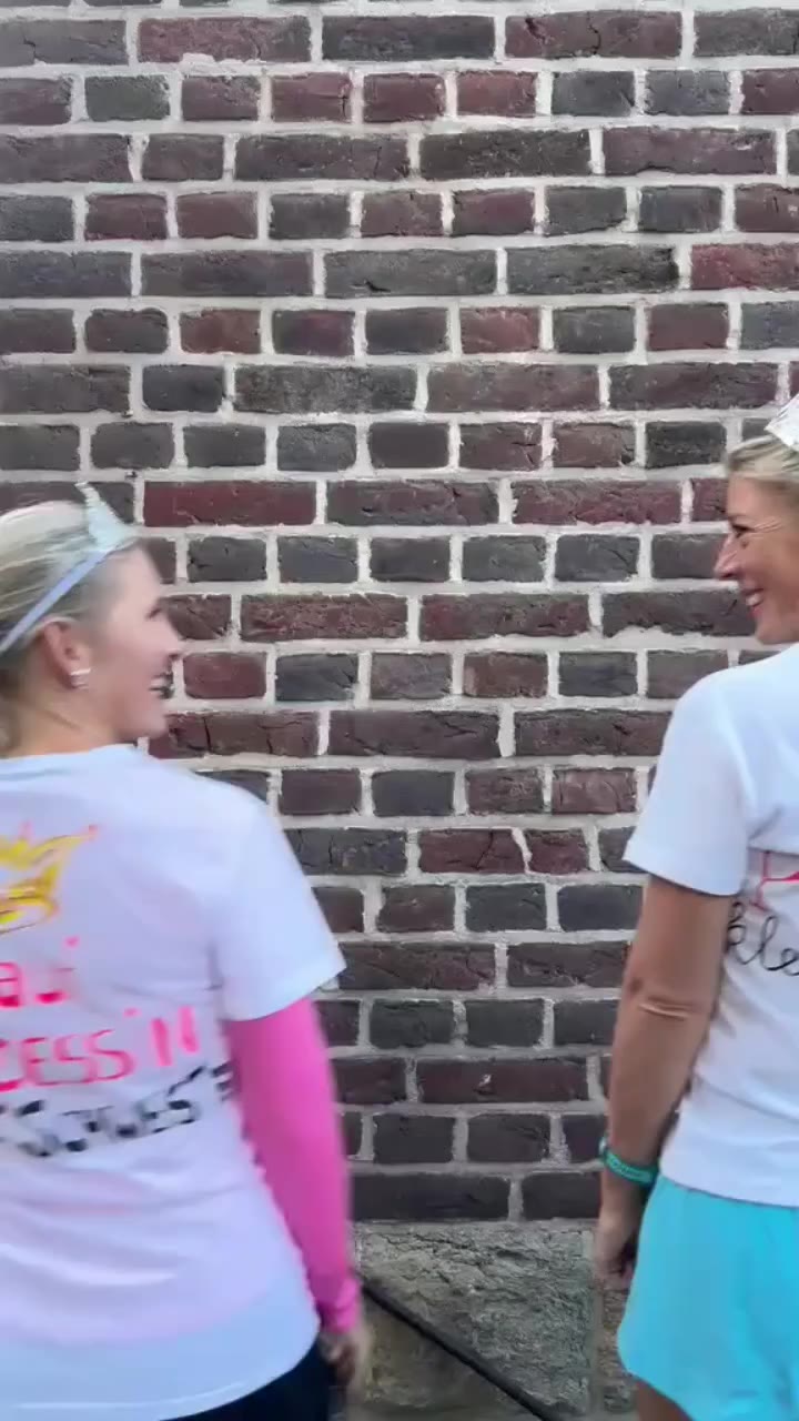 Es war einmal… zwei Prinzessinnen, die beschlossen, 10 km zu laufen. 👑👑🏃‍♀️…