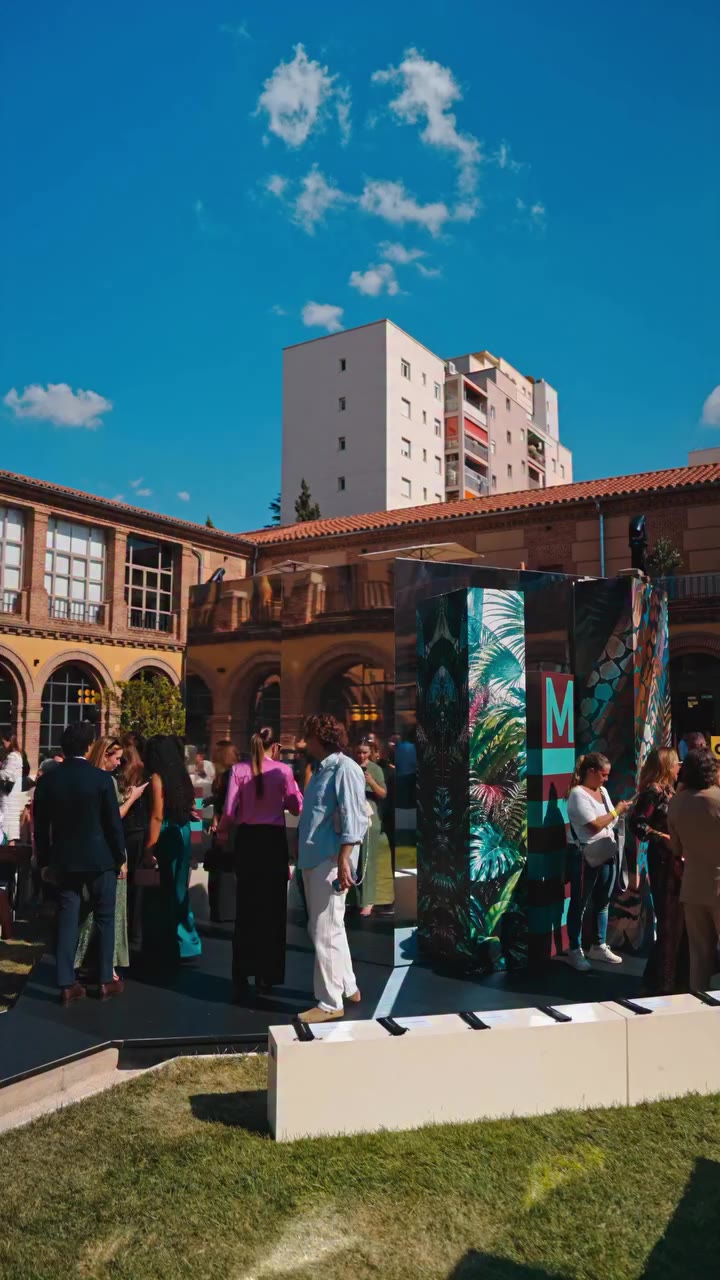 ¡Nuestras invitadas estrella no se quisieron perder el desfile en la MBMFW!…