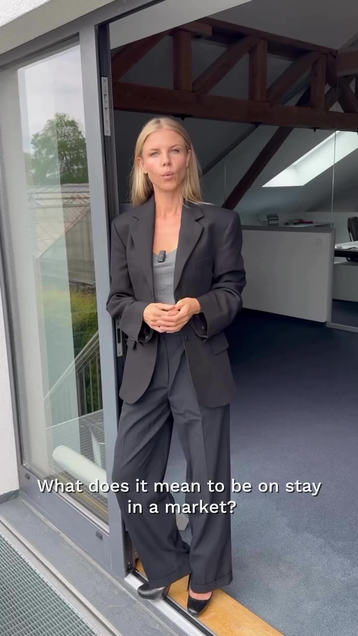 Model Dictionary: What does „On Stay“ mean? ✈️ Juliane breaks down this…