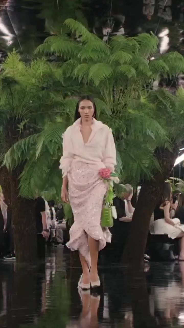 Another look at @dior Haute Couture collection, Fall/Winter 2026–2027. Explore…