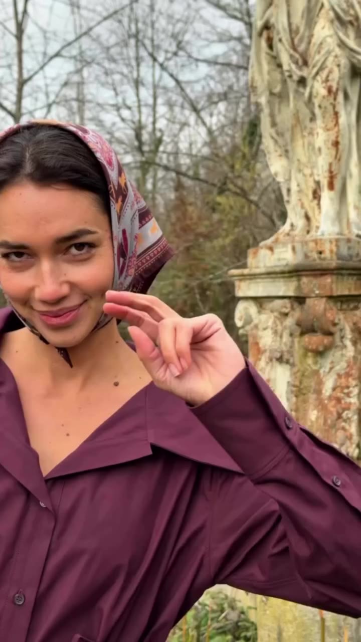 Un imprimé, une couleur, un geste... Le foulard se noue, se détourne, se…
