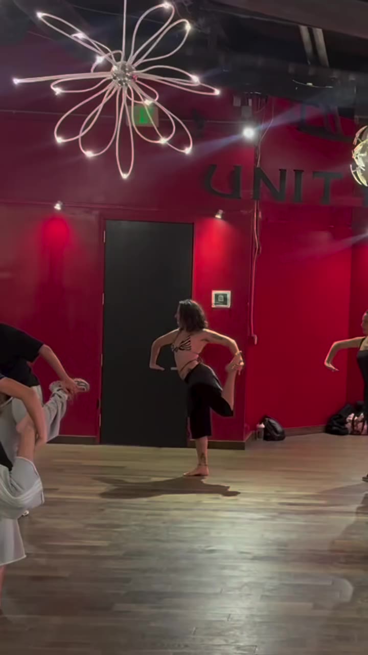 Goood morning struggle bus😌 But I love this choreo too much not to post🙈…