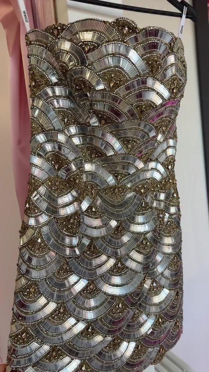 Dress, dress on the wall… you’re coming home with me after all💅…