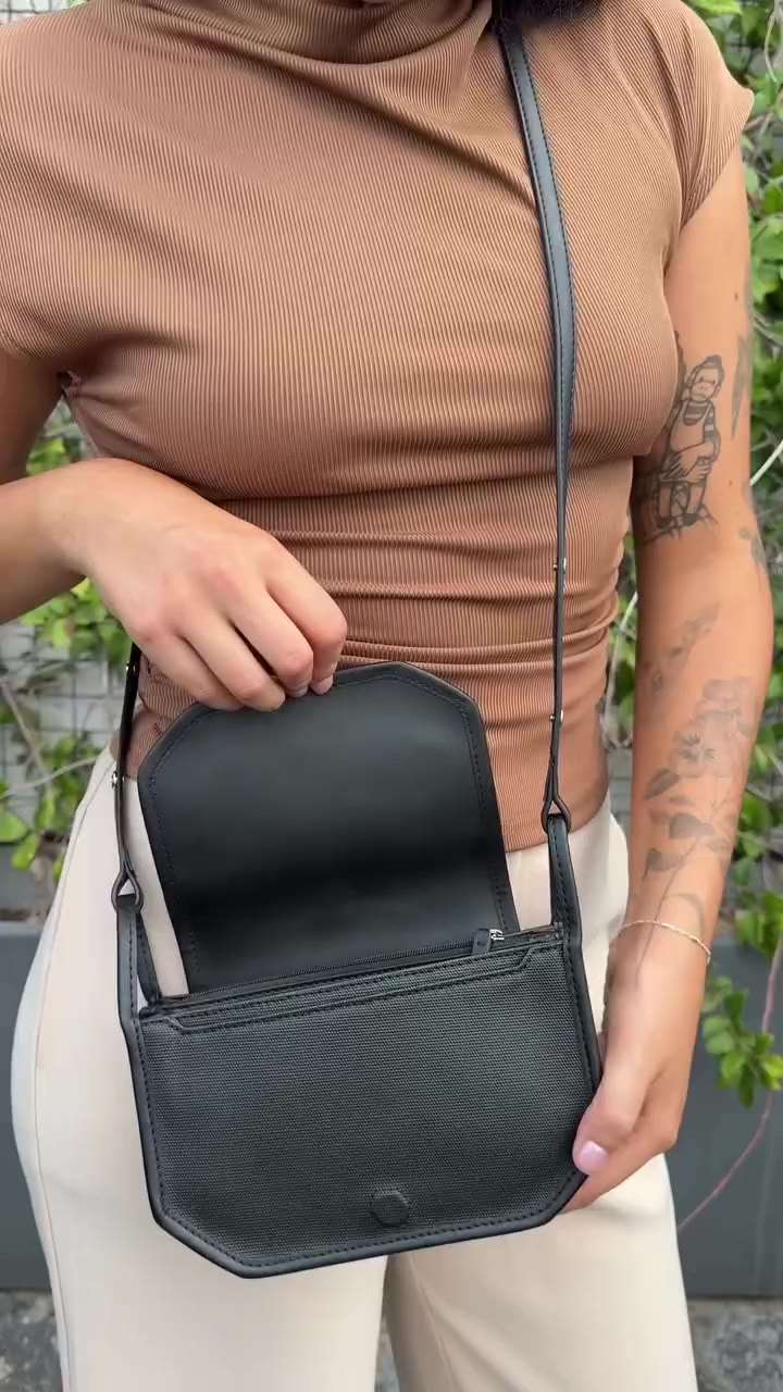 Two generations. Two ways to wear it. One bag that gets both. Which side are…