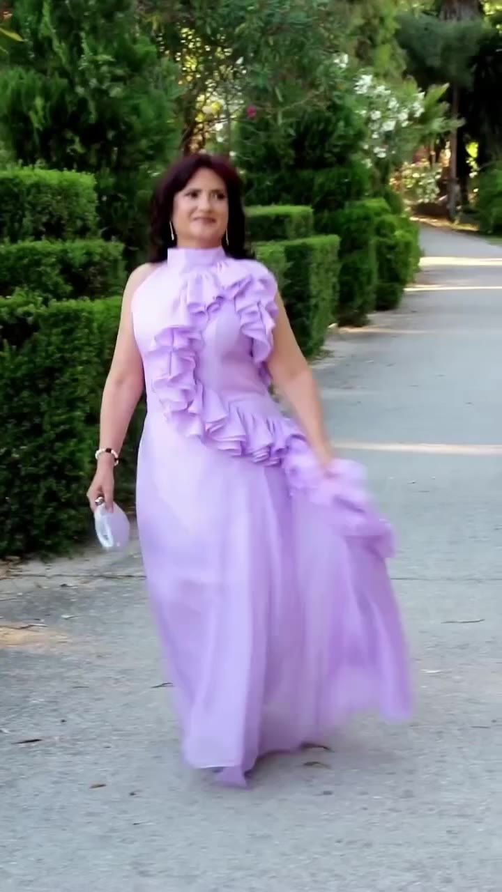 ✨ Dos vestidos, dos formas de brillar. Diseños que realzan tu estilo con…