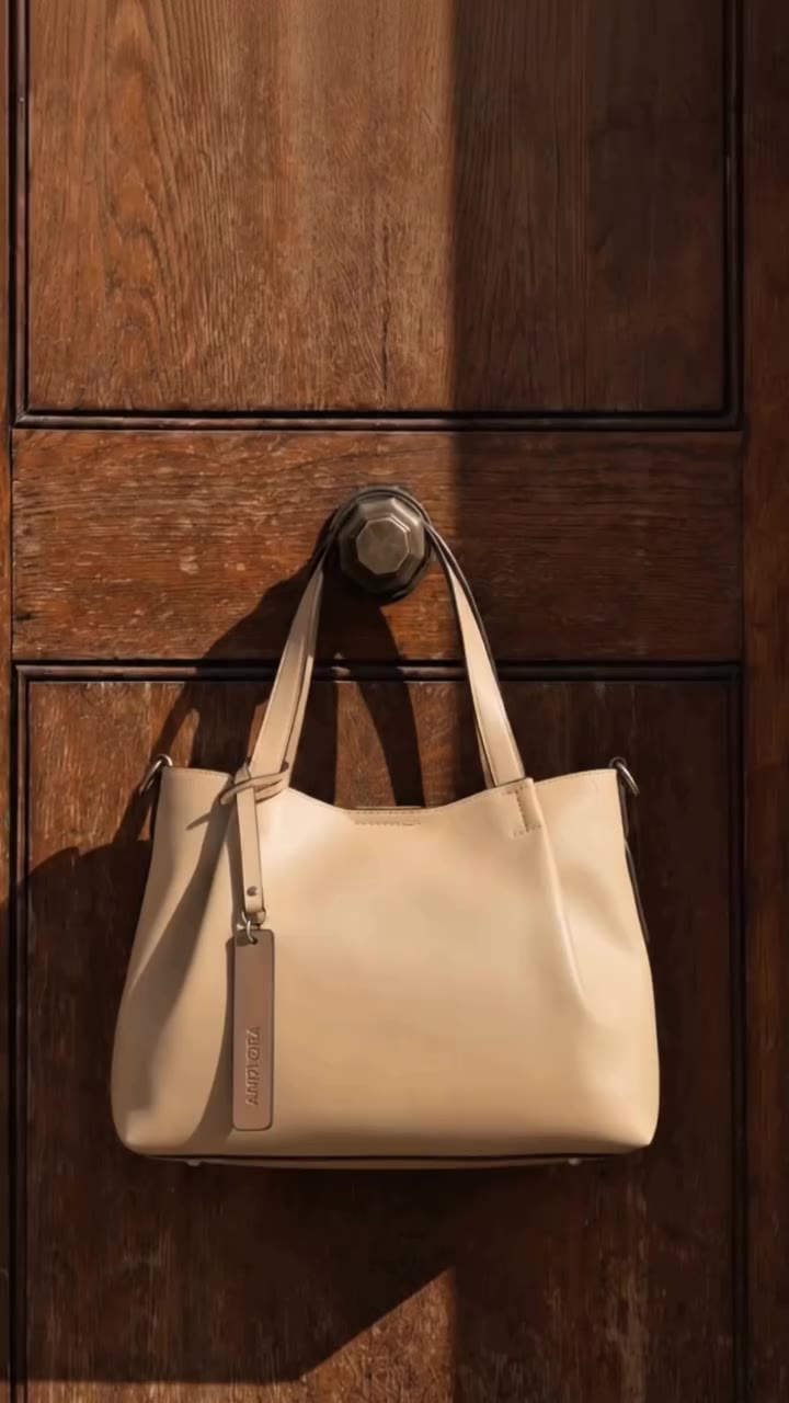 Constans, made for what’s next. Una silueta que acompaña la temporada y todo…