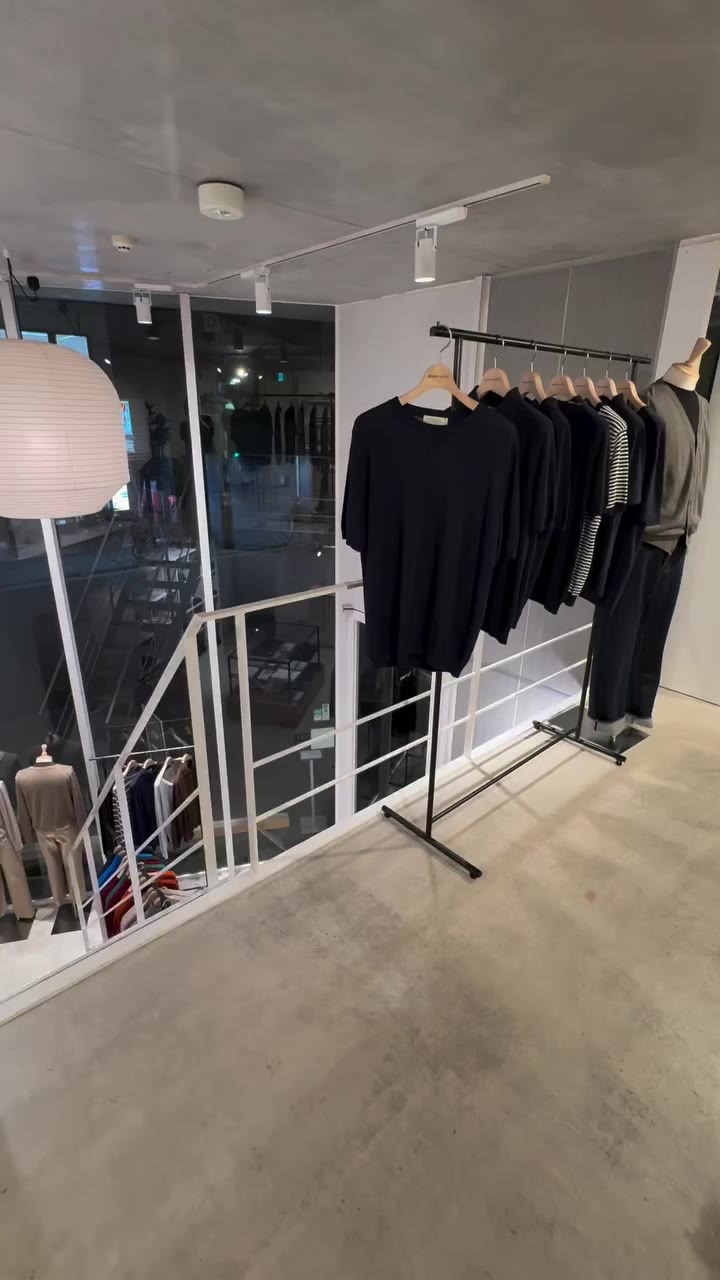MOONCASTLE心斎橋店2Fの様子をお届けします。 新作をはじめ、冬に重宝する厚みのあるセーターなど、多くラインナップを揃えております。…
