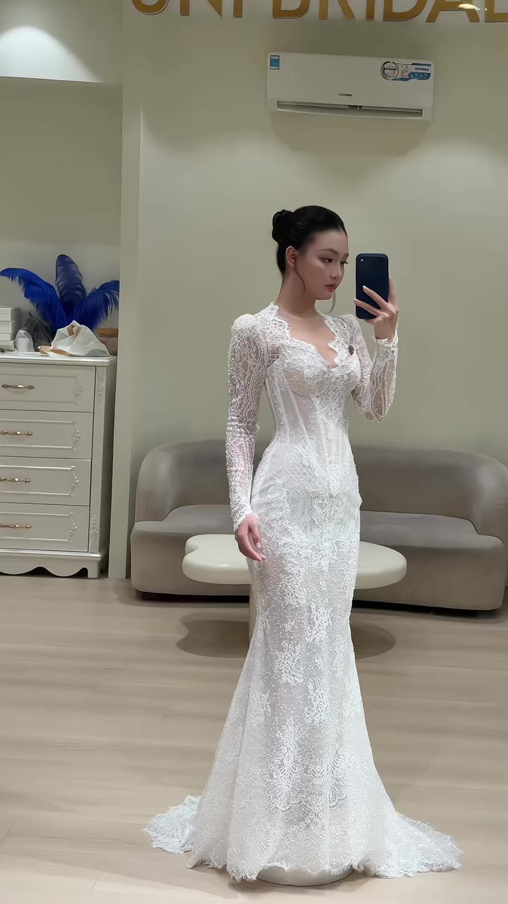 Vẻ đẹp kiêu hãnh được dệt nên từ những đường ren tinh xảo và form đuôi cá ôm…