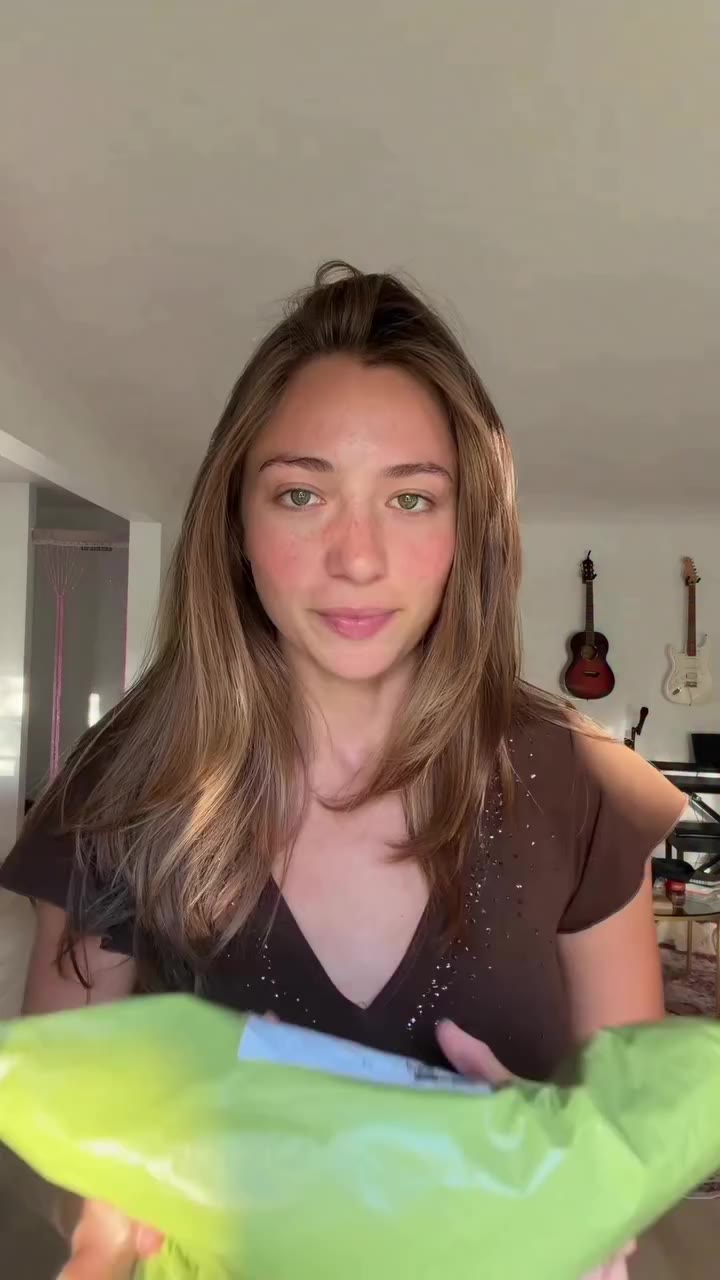 unboxing with cutie pie @sashaellagray 🤎