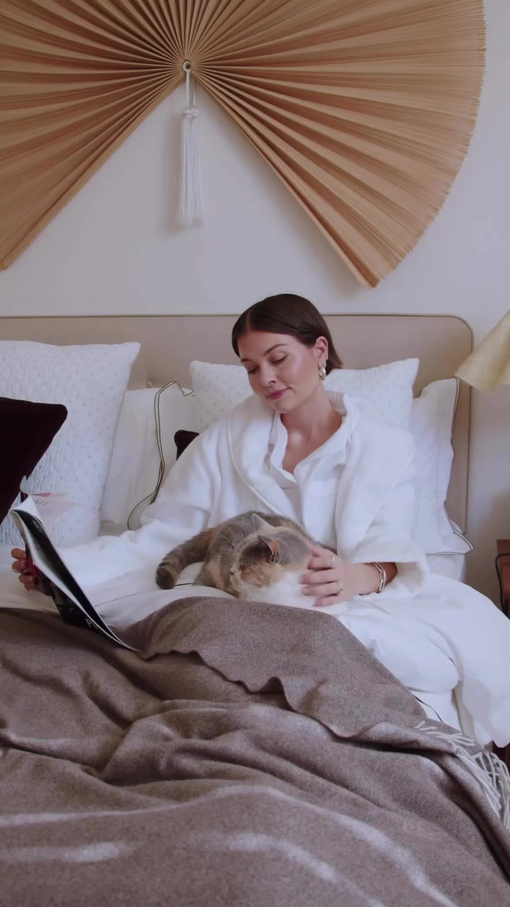 Ad Sunday plans with @thewhitecompany 🐱🛌☕️