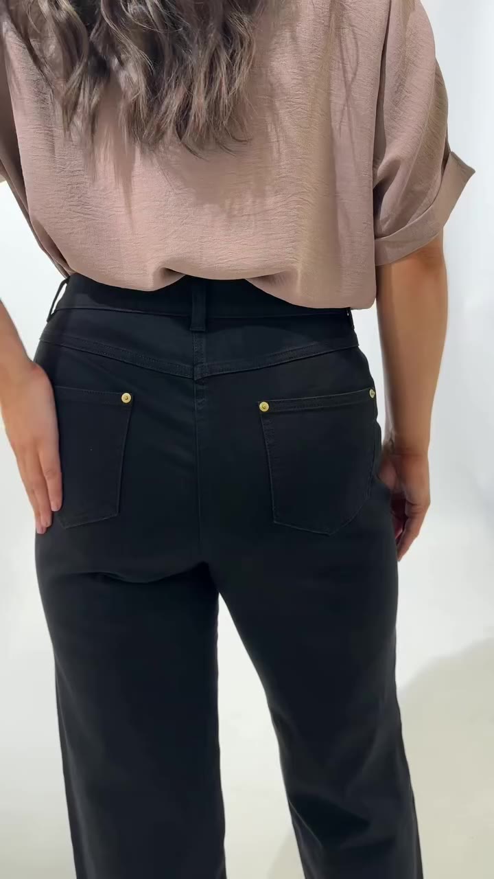 Denim never fit so good...👖 Shop denim via the link in bio.